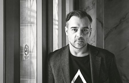 Το θέατρο εκπέμπει SOS