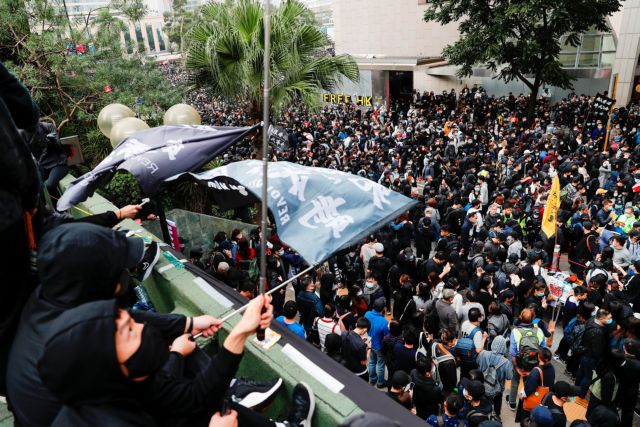 Η Moody’s υποβαθμίζει το Χονγκ Κονγκ, ενώ συνεχίζονται οι διαδηλώσεις