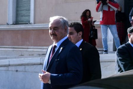 Χαφτάρ: Ευεργετική για το λαό της Λιβύης η διπλωματική παρουσία της Ελλάδας