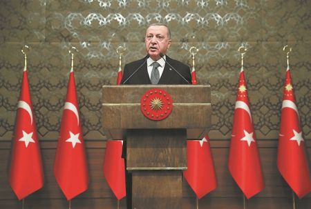 Σε περιδίνηση η τουρκική οικονομία, καταρρέει η λίρα