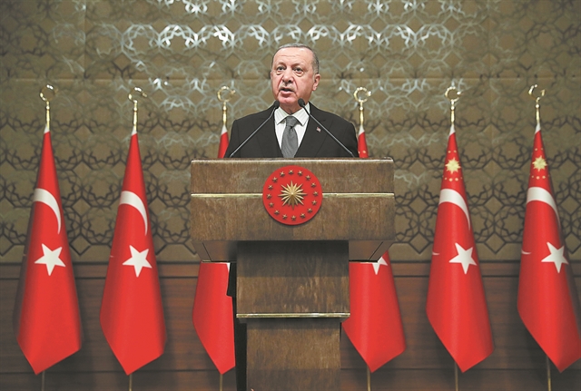 Σε περιδίνηση η τουρκική οικονομία, καταρρέει η λίρα