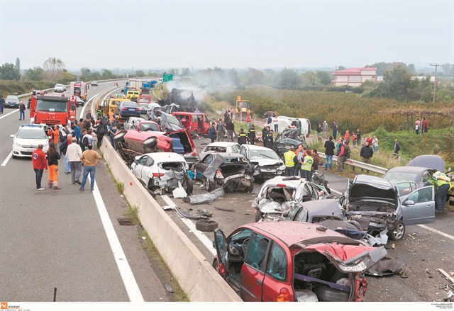 Γιατί οι Ελληνες πεθαίνουν στην άσφαλτο