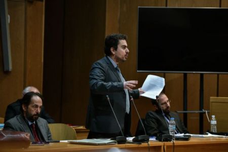 Δίκη Χρυσής Αυγής: «Είδατε τις σβάστικες, κρίνετέ τους»
