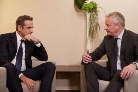 Νταβός: Την ανάγκη μείωσης των πρωτογενών πλεονασμάτων τόνισε ο Μητσοτάκης στον γάλλο ΥΠΟΙΚ