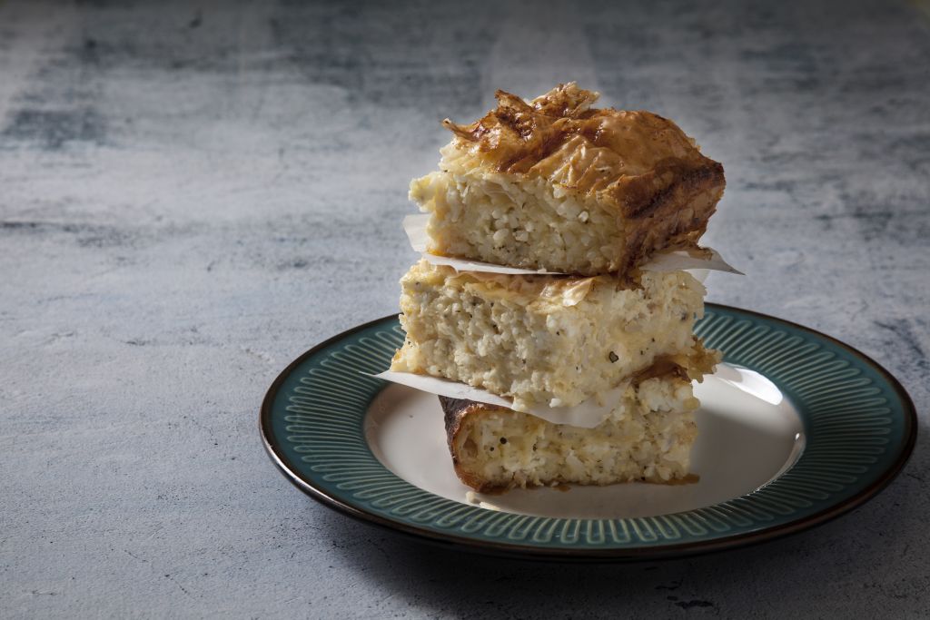 Αλμυρή ρυζόπιτα με φέτα και μυζήθρα