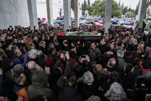 Οικογένεια Θάνου Μικρούτσικου: Γιατί αρνείται την κηδεία δημοσία δαπάνη