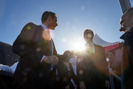 Νταβός: Οι εξελίξεις σε Ιράκ – Βενεζουέλα στο επίκεντρο των συναντήσεων Μητσοτάκη