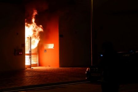 Χονγκ Κονγκ: Mολότοφ σε κτίριο που προοριζόταν για κρούσματα κοροναϊού