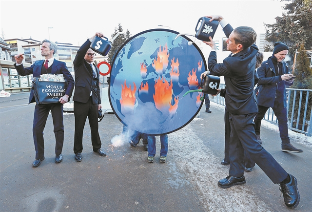 Ο καπιταλισμός «τρίζει» ομολογούν οι… ταγοί του