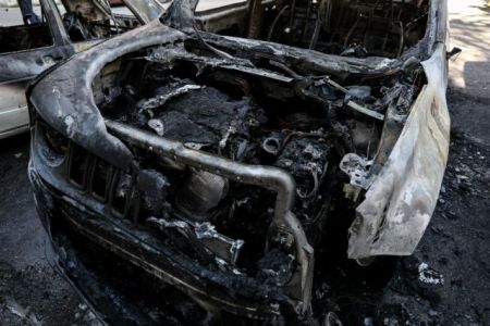 Πετρούπολη: Νέα εμπρηστική επίθεση, έκαψαν δύο αυτοκίνητα