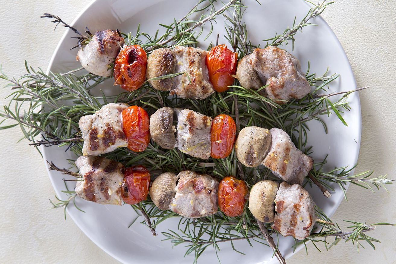 Σουβλάκια από ψαρονέφρι περασμένα σε δεντρολίβανο