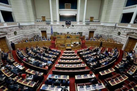 Με 156 «ναι» εγκρίθηκε η τροπολογία για το ποδόσφαιρο