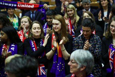 Το Ευρωπαϊκό Κοινοβούλιο επικύρωσε το Brexit, αποχαιρετώντας σε κλίμα συγκίνησης τους Βρετανούς