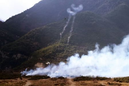 Οι πρώτες βολές των ελικοπτέρων OH-58 Kiowa Warrior παρουσία του Αρχηγού ΓΕΣ