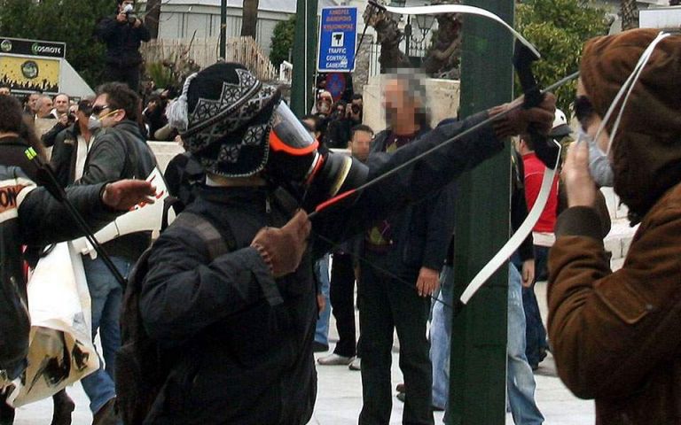 Συλληφθέντες Αγίας Παρασκευής: Φορούσαν γάντια, κρατούσαν όπλα με σφαίρες, ίσως ετοίμαζαν χτύπημα | tovima.gr