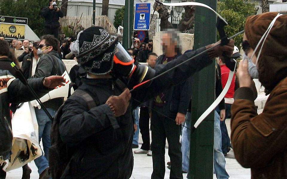 Συλληφθέντες Αγίας Παρασκευής: Φορούσαν γάντια, κρατούσαν όπλα με σφαίρες, ίσως ετοίμαζαν χτύπημα