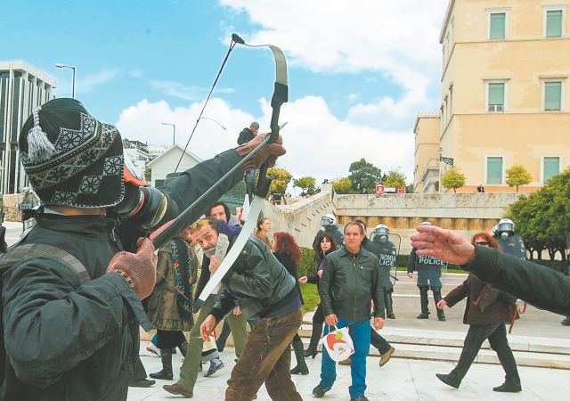 Συλλήψεις αντιτρομοκρατικής: Έρευνες για τους συνεργούς του «τοξοβόλου»