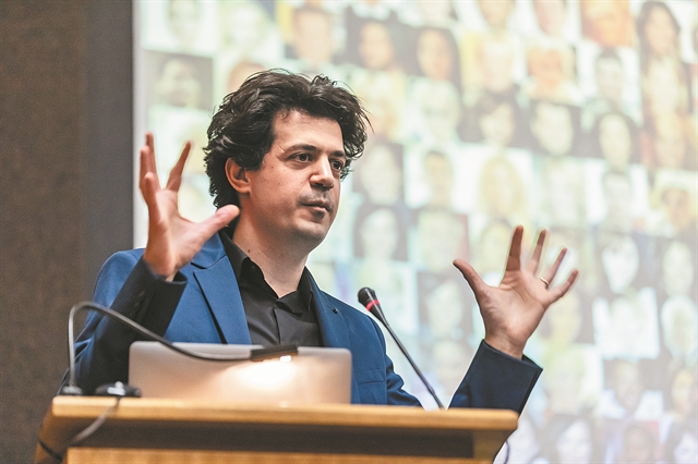 «Ο ανθρώπινος εγκέφαλος είναι εκπληκτικός υπολογιστής»