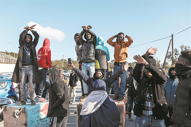 «Λερναία Υδρα» για την κυβέρνηση το Προσφυγικό
