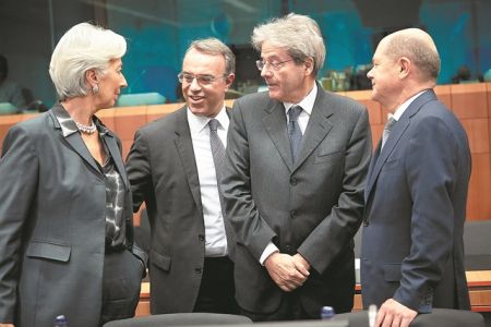 Δύσκολη εξίσωση οι μειώσεις φόρων και οι ανάγκες για αμυντικές δαπάνες