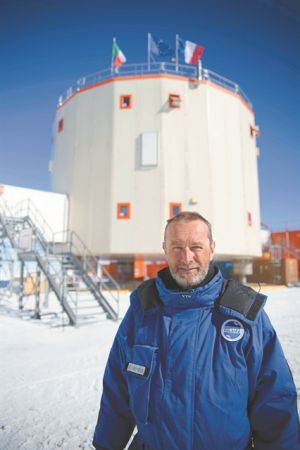 Εξερευνά τους πάγους της Ανταρκτικής