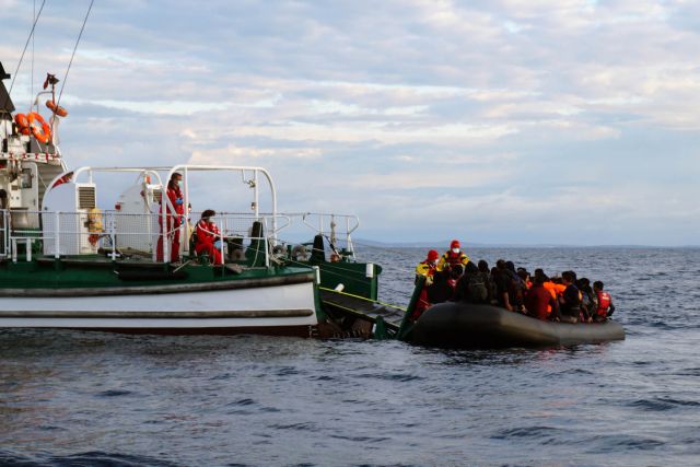 Επιμένει στα πλωτά φράγματα η κυβέρνηση για λύση του προσφυγικού