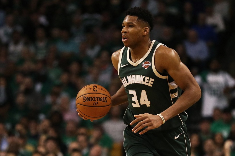 NBA : Αμφίβολος για την αναμέτρηση με τους Σανς ο Αντετοκούνμπο