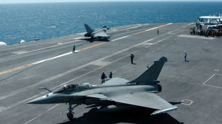 Γαλλικά μαχητικά πέταξαν πάνω από την Κύπρο