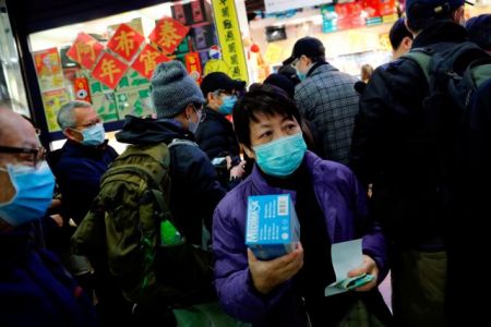 Σε διαρκή φόβο οι Έλληνες στην Κίνα, δυσεύρετες οι μάσκες