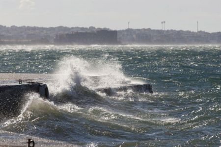 Δεμένα τα πλοία στα λιμάνια λόγω κακοκαιρίας – Ποια δρομολόγια ακυρώθηκαν