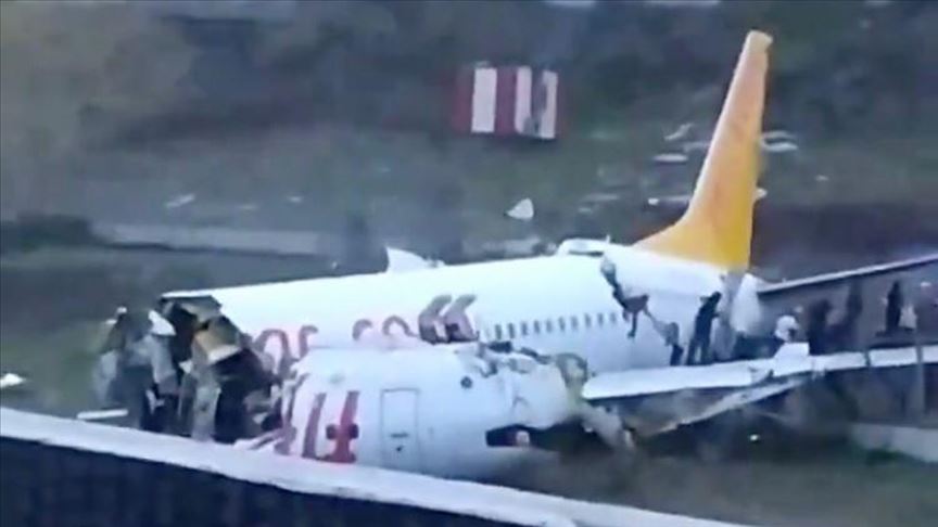 Κωνσταντινούπολη: Αεροπλάνο εκτός διαδρόμου κόπηκε στα τρία