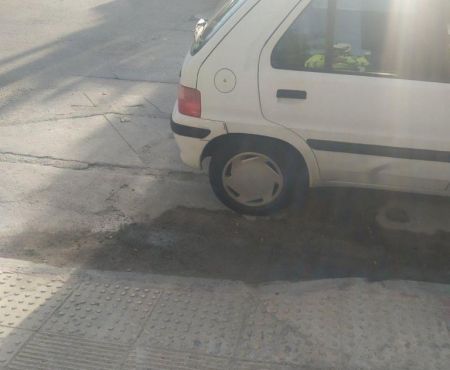 Κλήσεις από Τροχαία σε Αθήνα και Πειραιά για στάθμευση σε ράμπες ΑΜΕΑ