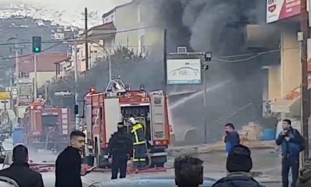Φωτιά σε συνεργείο αυτοκινήτων στον Γέρακα