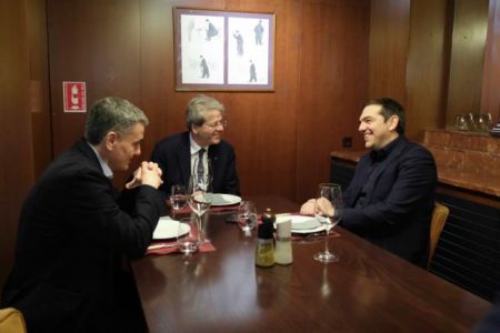 Τσίπρας σε Τζεντιλόνι: Ανάγκη μείωσης των πρωτογενών πλεονασμάτων