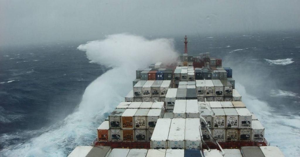 Φορτηγό πλοίο με 13 άτομα πλήρωμα πλέει ακυβέρνητο ανατολικά της Αίγινας