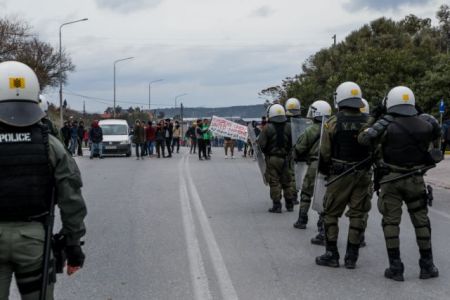 Συλλήψεις ακροδεξιών με κράνη και ρόπαλα στη Μόρια