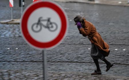 Γερμανία: Ακυρώθηκαν 100 πτήσεις εξαιτίας της καταιγίδας «Σαμπίνε»