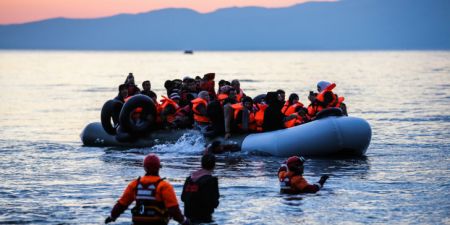 Προσφυγικό: Επιταχύνεται η δημιουργία κλειστών κέντρων στα νησιά – Πιλοτικό μέτρο τα πλωτά φράγματα