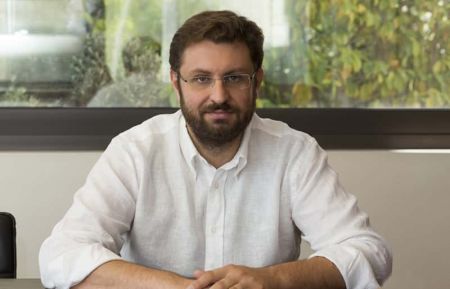 Ζαχαριάδης : Η αντικατάσταση της πινακίδας «Βόρεια Μακεδονία» στα Σκόπια παραβιάζει τις Πρέσπες