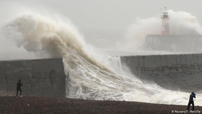 Ο τυφώνας «Σαμπίνε» παραλύει τη Γερμανία