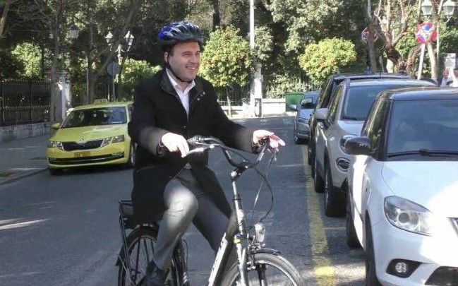 Με ηλεκτρικό ποδήλατο στο Μαξίμου ο πρόεδρος της ΚΕΔΕ
