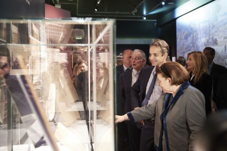 Εγκαίνια της έκθεσης «Δι’ αυτά πολεμήσαμεν… Αρχαιότητες και Ελληνική Επανάσταση» από τον πρωθυπουργό