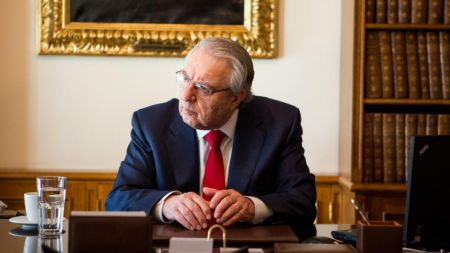 Ο καθηγητής Γεώργιος Μπαμπινιώτης πρόεδρος της Επιτροπής στην Κύπρο για το 2021