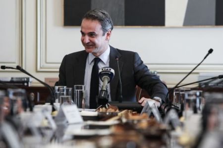 Le Figaro: Η κυβέρνηση Μητσοτάκη θέλει να επαναπατρίσει τα «μυαλά» της Ελλάδας