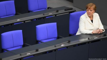 Handelsblatt: «Η προσκόλληση της Μέρκελ στην εξουσία απειλεί το CDU»