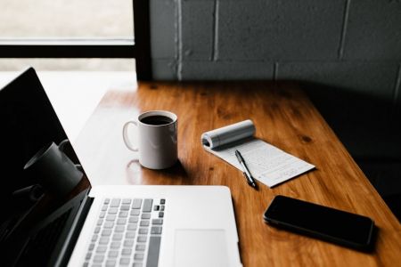 Οι Έλληνες ξοδεύουν τον προσωπικό τους χρόνο για τη δουλειά