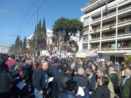 Οι νησιώτες διαδηλώνουν κατά των κλειστών κέντρων κράτησης