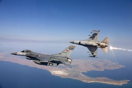 Toυρκικά F-16 πέταξαν ξανά πάνω από Οινούσσες και Παναγιά