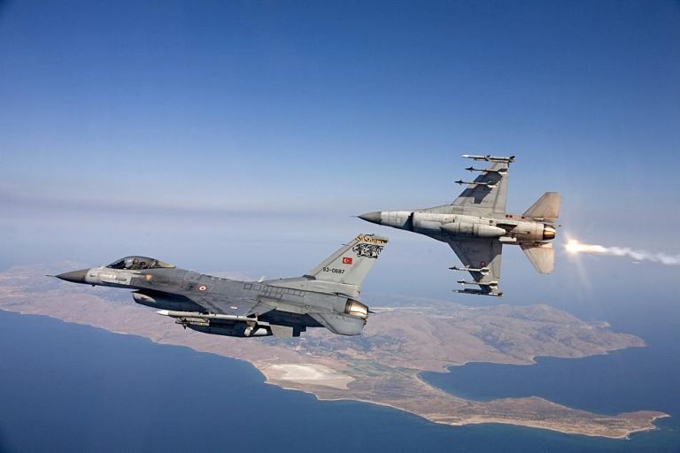 Toυρκικά F-16 πέταξαν ξανά πάνω από Οινούσσες και Παναγιά