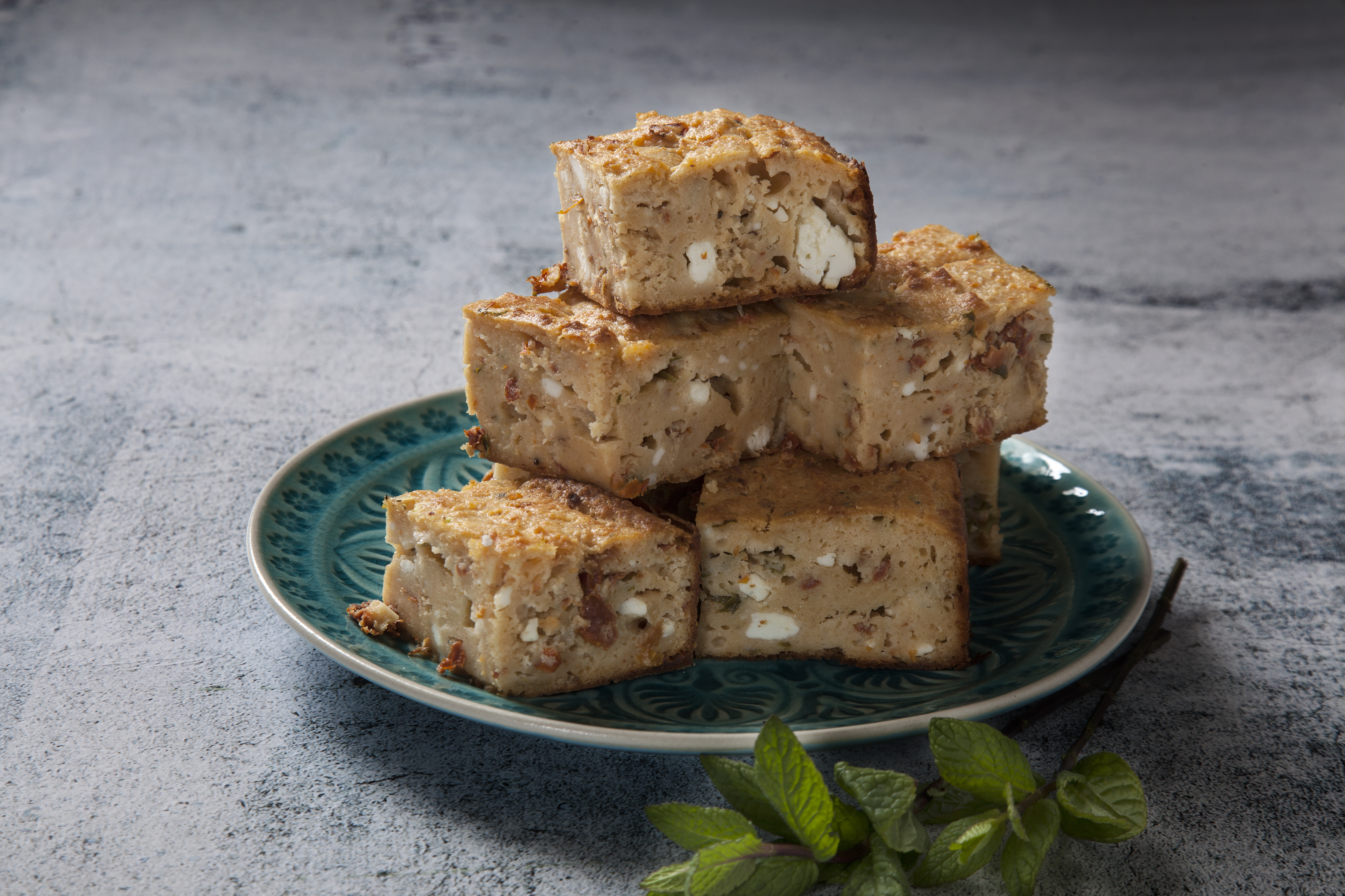 Αλμυρό κέικ με λιαστή ντομάτα και δυόσμο